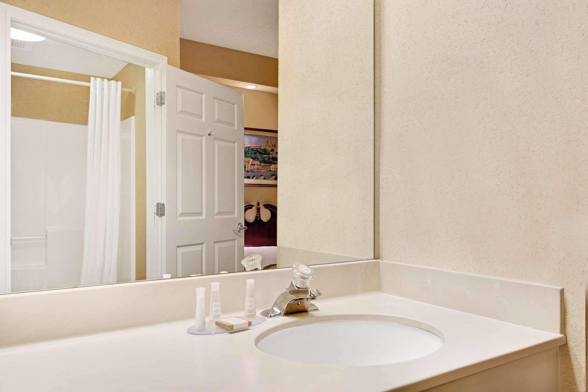 Baymont By Wyndham Pearl Hotel Room photo